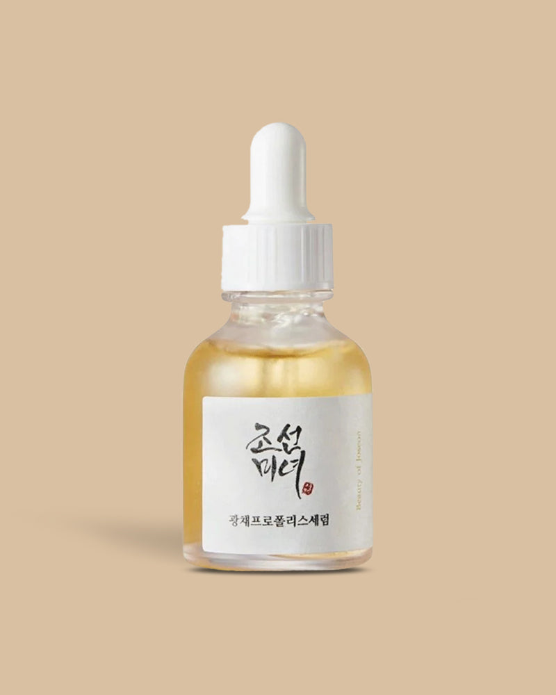 The Beauty of Joseon Glow Serum is a nourishing and brightening serum that is designed to help improve the overall health and appearance of the skin. The serum contains two key ingredients: propolis and niacinamide.
Propolis is a natural ingredient that is derived from bees and is known for its anti-inflammatory and antibacterial properties. It is also rich in antioxidants, which can help to protect the skin from environmental stressors and free radical damage. 