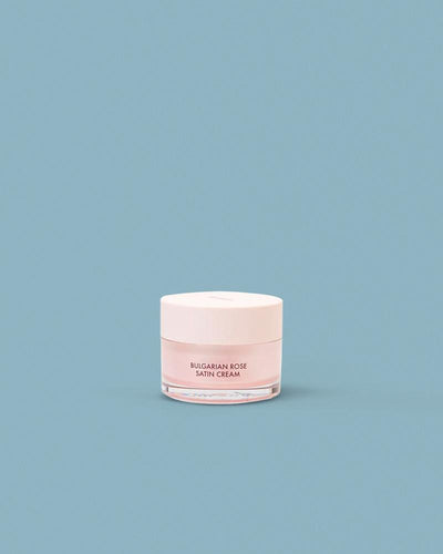 This moisturiser is formulated with 63% rose water which helps to hydrate and brighten skin reducing the signs of ageing. It also contains Lactic Acid which helps promote cell regeneration as well as Vitamin B3 which improves skin tone by reducing the appearance of enlarged pores and fine lines. The result? A brighter, clearer complexion!