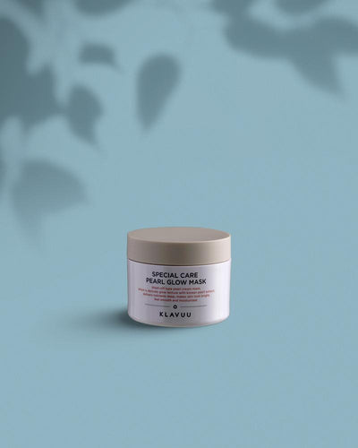 Clarify, brighten, and moisturize all at once with this powerful clay mask.Kaolin and bentonite clay clarify skin of impurities and reduce the appearance of pores, while pearl extract brightens skin for a more even complexion. Argan oil and algae extract nourish skin, while panthenol, squalane, sodium hyaluronate, and ceramide impart deep hydration.Free of parabens, this mask glides on to give you clearer, brighter skin.